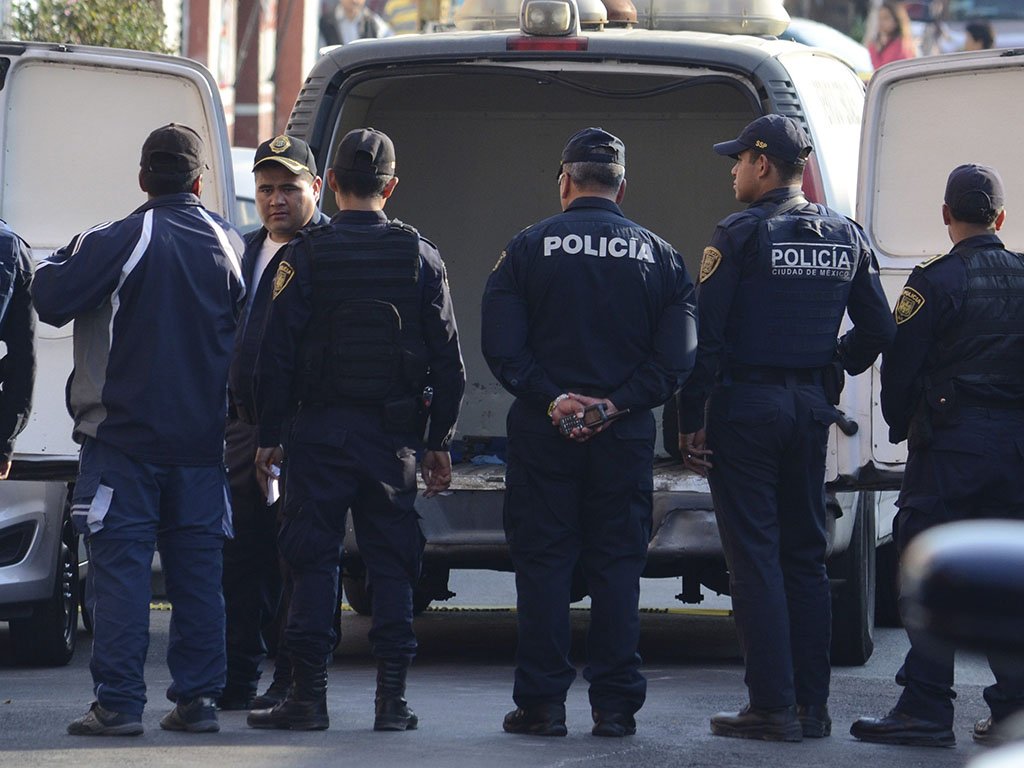 policías