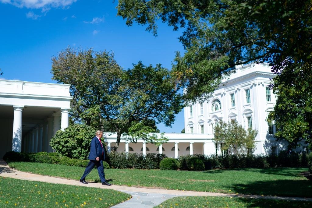 EjSPIE XYAQ2TFT Trump reaparece