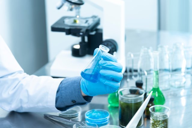 pexels chokniti khongchum 2280571 mujeres nobel de quimica