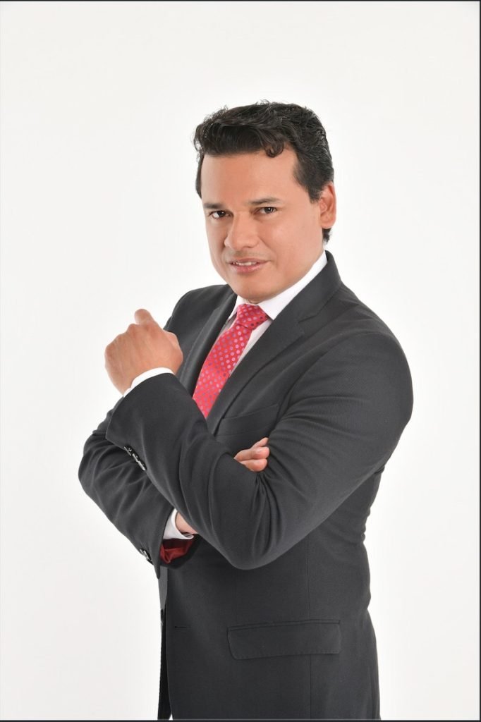MAURO CASTILLEJOS DIRECTOR A MAS
