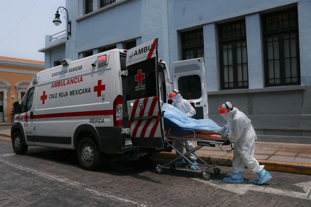 Paramedicos trasladan en ambulancias a pacientes sospechosos y confirmados con Covid19 a hospitales especializados en Yucatan