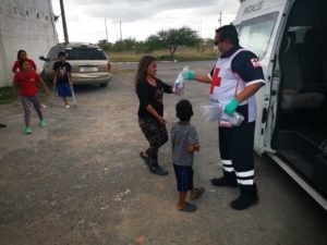 Voluntarios apoyan con ayuda humanitaria e informacion sobre medidas preventivas a migrantes para evitar el Covid19 en Tamaulipas