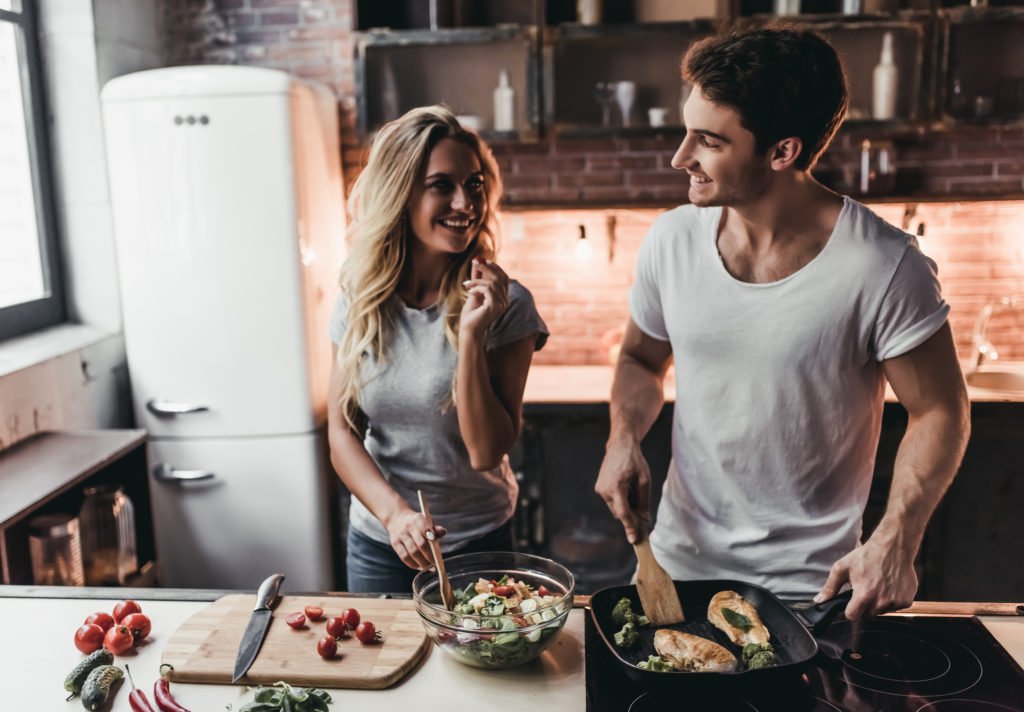 Cocinar en casa El Gourmet Pareja joven Cocinar en casa El Gourmet Pareja joven