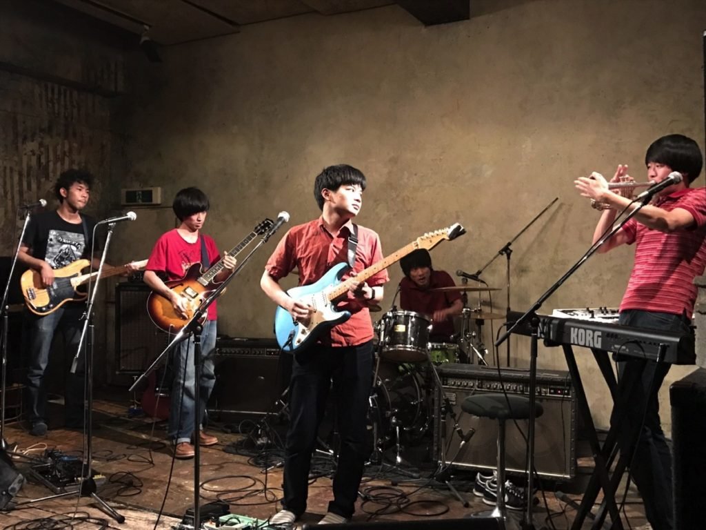 Honjitsu-Kyuen-Indie-Rock-japones-02
