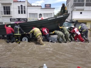 Ayuda Cruz Roja Mexicana a los afectados por las lluvias.