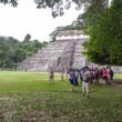 Grupos de visitantes en la Zona Arqueologica de Palenque Chiapas. Foto INAH