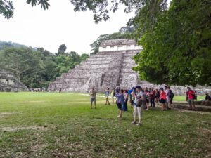 Grupos de visitantes en la Zona Arqueologica de Palenque Chiapas. Foto INAH