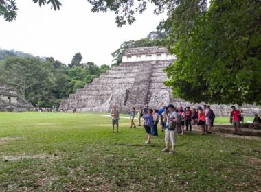 Grupos de visitantes en la Zona Arqueologica de Palenque Chiapas. Foto INAH