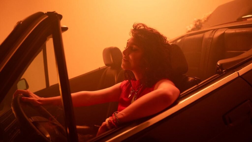 “Banda Sonora” llega como una declaración de amor a la vida cotidiana, a las miradas que se entienden sin palabras y a los abrazos que se sienten como una canción. Marissa Mur, fiel a su esencia tropical y romántica, comparte voz con el icónico grupo Bacilos, en una salsa suave con arreglos vintage que invita a bailar con el corazón.